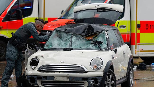 TOPSHOT - A police officer works at the scene where a car drove into a crowd in the southern German city of Munich on February 13, 2025 leaving several people injured, police said. Munich police said on social media platform X that "several people were injured" after "a car drove into a group of people" in the centre of the Bavarian state capital. (Photo by Michaela STACHE / AFP) / ALTERNATIVE CROP