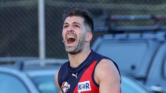 EFL Division 3 2022: Waverley Blues v Warrandyte at Mt Waverley Reserve, 18th June, Mt Waverley, Melbourne.  Player coach Tom Langford of Waverley Blues.Picture : George Salpigtidis