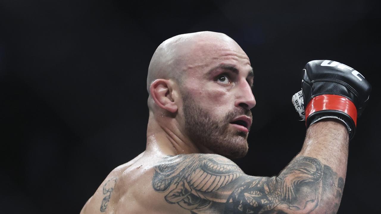 JACKSONVILLE, FLORIDA - APRIL 09: Alexander Volkanovski of Australia reacts during the featherweight title bout against Chan Sung Jung of South Korea during the UFC 273 event at VyStar Veterans Memorial Arena on April 09, 2022 in Jacksonville, Florida. James Gilbert/Getty Images/AFP == FOR NEWSPAPERS, INTERNET, TELCOS &amp; TELEVISION USE ONLY ==