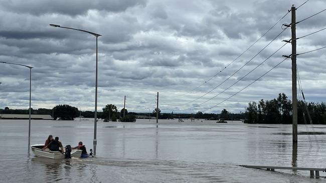 The SES urges residents to remain cautious as flood waters throughout the Hawkesbury recede. Picture: Odessa Blain.