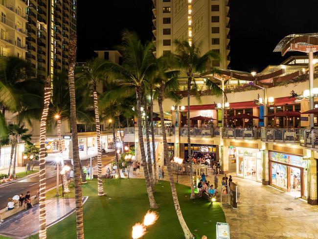 FUGA: WAIKIKI SHOPPING HIT LIST, Ashlee Galea, Domenica Fuga, marzo 12-Waikiki Beach Walk, Hawaii. Foto: Facebook/