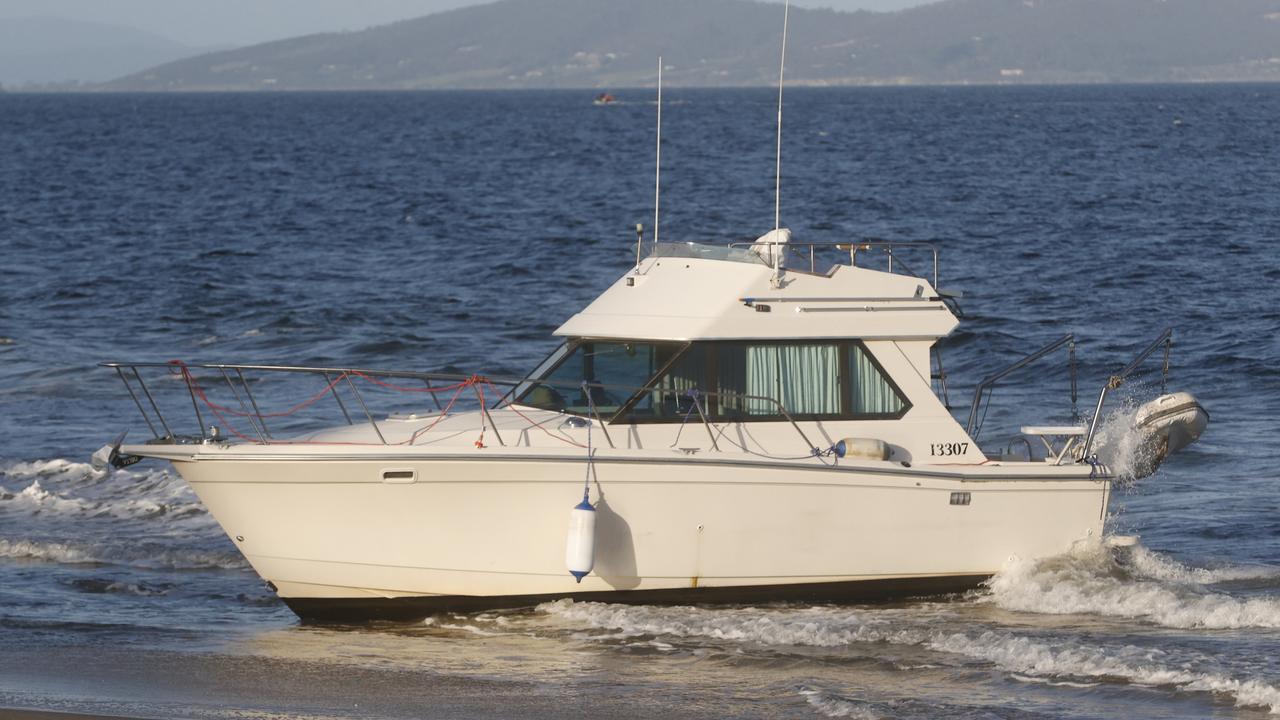 Empty boat washes up on Aussie beach