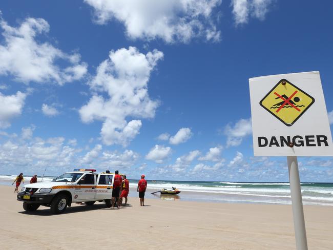 Surf lifesavers gather on the beach after the fatal attack. Photograph : Jason O'Brien