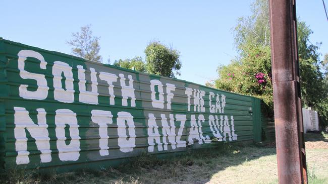 A mural opposing the Aboriginal and Torres Strait Islander Art Gallery Australia on Anzac Oval out the front of an Alice Springs home. Picture: Gera Kazakov