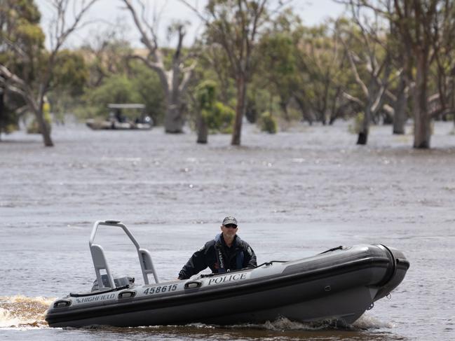 Police are seen searching the water after a body was located in the area around Ross Lagoon at Taylorville at about 2.15pm Sunday afternoon. Monday, December 12, 2022. (The Advertiser/ Morgan Sette)