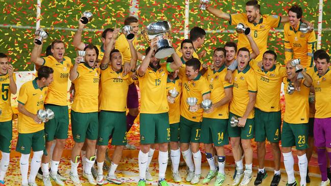 SYDNEY, AUSTRALIA - JANUARY 31: Australia celebrate with the trophy following the 2015 Asian Cup final match between Korea Republic and the Australian Socceroos at ANZ Stadium on January 31, 2015 in Sydney, Australia. (Photo by Brendon Thorne/Getty Images)