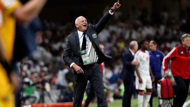 Australia's coach Graham Arnold speaks to his players during the 2019 AFC Asian Cup quarter-final football match between UAE and Australia at Hazaa bin Zayed Stadium in Al-Ain. Picture: Karim Sahib/AFP