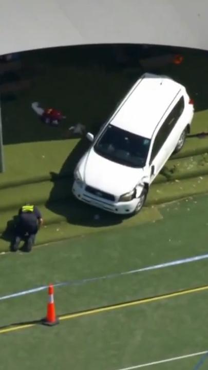 Car crashes into Auburn South Primary School in Hawthorn East