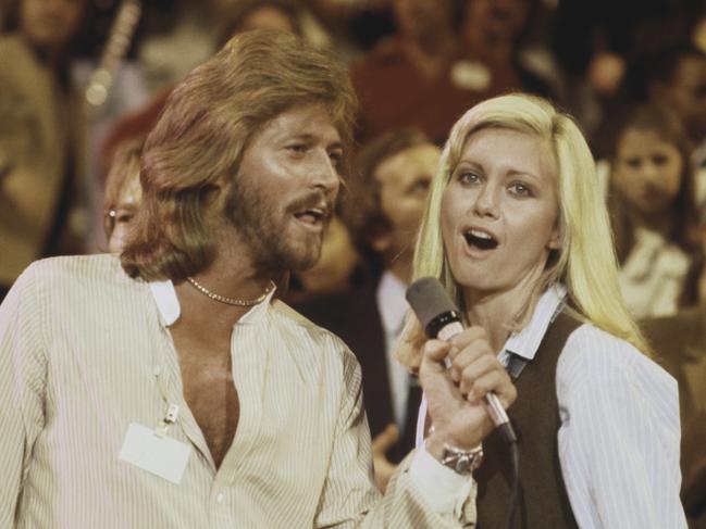 British singer Barry Gibb of The Bee Gees performs live on stage with singer and actress Olivia Newton-John at 'The Music for UNICEF Concert: A Gift of Song' benefit concert held at the United Nations General Assembly in New York City on 9th January 1979. (Photo by Michael Putland/Getty Images)