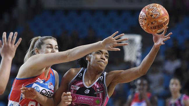 CAIRNS, AUSTRALIA – SEPTEMBER 19: Layla Guscoth of the Thunderbirds contests the ball with Sophie Garbin of the Swifts during the round 13 Super Netball match between the Adelaide Thunderbirds and the NSW Swifts at The Cairns Pop Up Arena on September 19, 2020 in Cairns, Australia. (Photo by Ian Hitchcock/Getty Images)