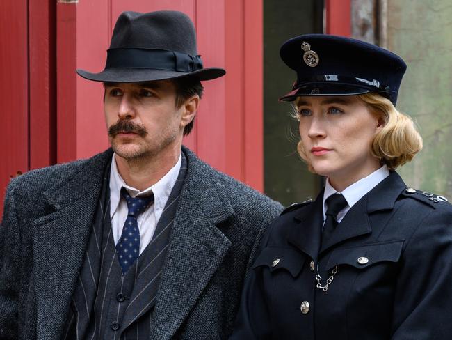 Sam Rockwell and Saoirse Ronan in the film SEE HOW THEY RUN. Photo by Parisa Taghizadeh. Courtesy of Searchlight Pictures. © 2022 20th Century Studios All Rights Reserved