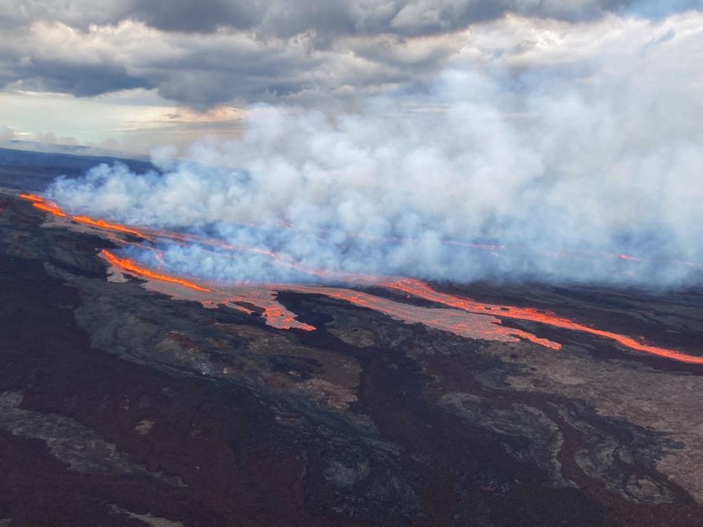 World's biggest active volcano Mauna Loa erupts in Hawaii | news.com.au ...