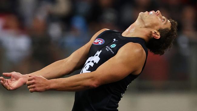 SYDNEY, AUSTRALIA – APRIL 01: Ed Curnow of the Blues reacts after a missed shot at goal during the round three AFL match between Greater Western Sydney Giants and Carlton Blues at GIANTS Stadium, on April 01, 2023, in Sydney, Australia. (Photo by Mark Kolbe/Getty Images)