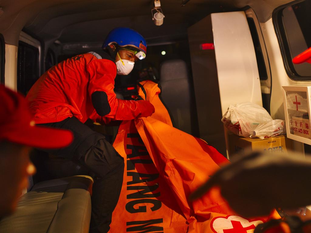 Search and rescue workers move the remains of victims of the Lion Air flight JT 610. Picture: Getty