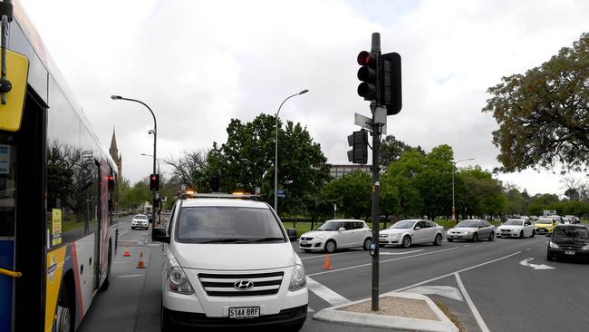 A bus broken down on the intersection of Greenhill Road and War Memorial Drive causing a traffic issue during peak hour. Picture: Tricia Watkinson.