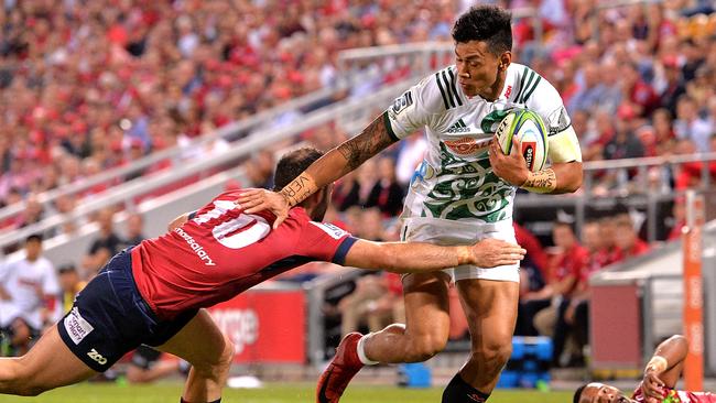 Solomon Alaimalo evades the tackle of Reds star Jono Lance.