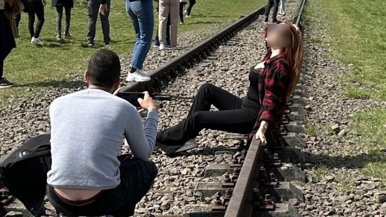 Turysta zatrzasnął „erotyczny” Auschwitz fot
