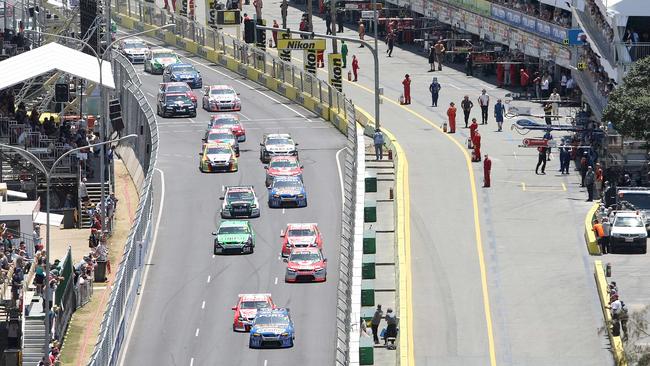 Nikon SuperGP, Saturday 24 October 2009, V8 Supercars Race 19 Part A, The start of race 1.