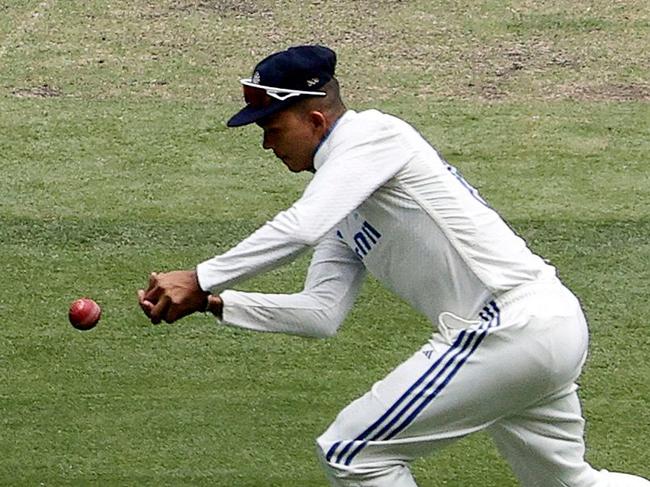 India's Yashasvi Jaiswal (R) drops a catch to dismiss Australia's Marnus Labuschagne on day four of the fourth cricket Test match between Australia and India at the Melbourne Cricket Ground (MCG) in Melbourne on December 29, 2024. (Photo by Martin KEEP / AFP) / -- IMAGE RESTRICTED TO EDITORIAL USE - STRICTLY NO COMMERCIAL USE --