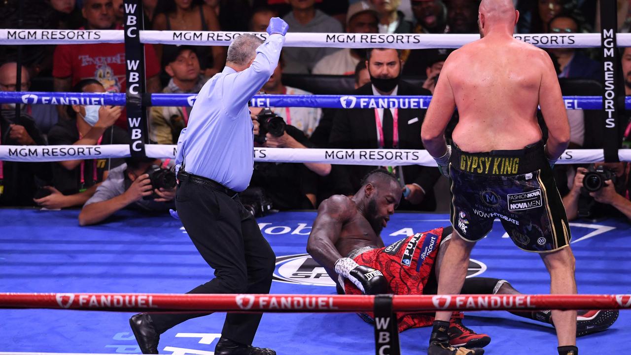 US challenger Deontay Wilder is knocked down. Photo by Robyn Beck / AFP.