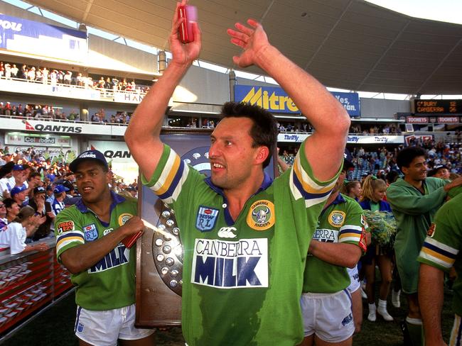Laurie Daley of the Raiders celebrates and thanks the crowd after winning the 1994 ARL Grand Final against the Bulldogs. (Photo by Getty Images)