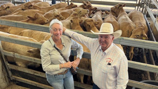 Carolyn and Craig McNabb, CM Pastoral, at Moama and Ivanhoe, NSW, sold 15- to 16-month-old Charolais-Santa Gertrudis yearling steers to a top of $1870 (462kg, 405c/kg) at the Wodonga weaner sale.