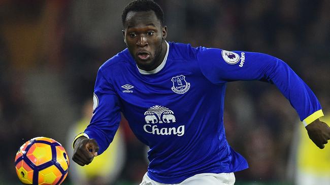 (FILES) This file photo taken on November 27, 2016 shows  Everton's Belgian striker Romelu Lukaku chasing the ball during the English Premier League football match between Southampton and Everton at St Mary's Stadium in Southampton. Everton's Belgian international striker Romelu Lukaku is set to join Manchester United instead of champions Chelsea for a fee of £75 million ($97m, 85.5m euros), according to the British media on July 6, 2017. / AFP PHOTO / Glyn KIRK / RESTRICTED TO EDITORIAL USE. No use with unauthorized audio, video, data, fixture lists, club/league logos or 'live' services. Online in-match use limited to 75 images, no video emulation. No use in betting, games or single club/league/player publications.  /