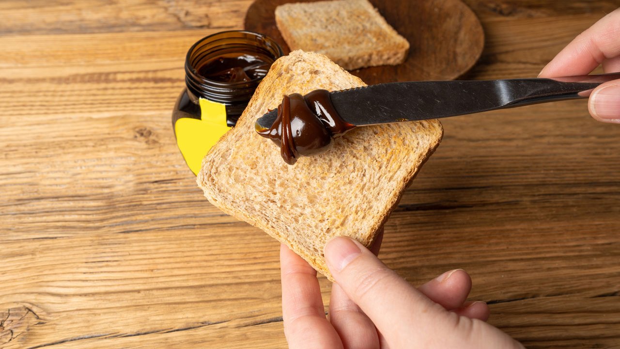 <h2>1. Marmite is unspreadable</h2><p>Bizarrely, despite being thinner than Vegemite, Marmite is harder to spread. Go figure.&nbsp;&nbsp;</p>