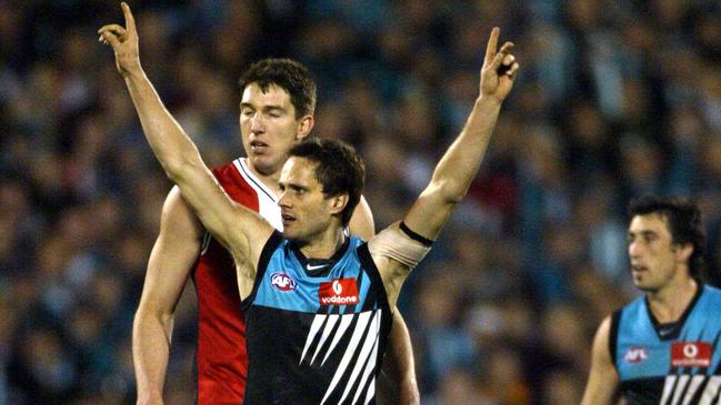 Gavin Wanganeen kicks a goal in the 2004 preliminary final.