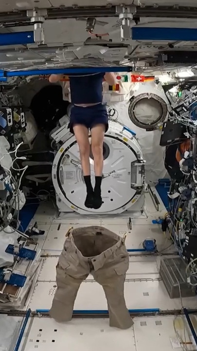 Astronaut shows how quickly he can get ready for work in zero G