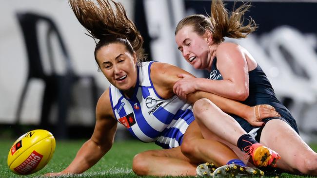 MELBOURNE, AUSTRALIA - SEPTEMBER 25: Nicole Bresnehan of the Kangaroos and Keeley Skepper of the Blues compete for the ball during the 2024 AFLW Round 05 match between the Carlton Blues and the North Melbourne Tasmanian Kangaroos at IKON Park on September 25, 2024 in Melbourne, Australia. (Photo by Dylan Burns/AFL Photos via Getty Images)