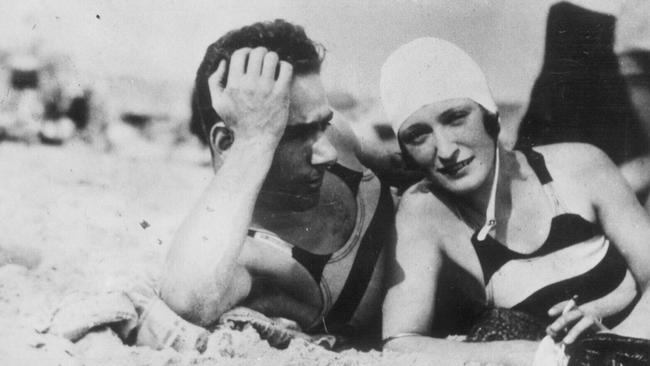 1930. Tony and Linda Agostini, killer and victim, on the beach. Pyjama girl murder.