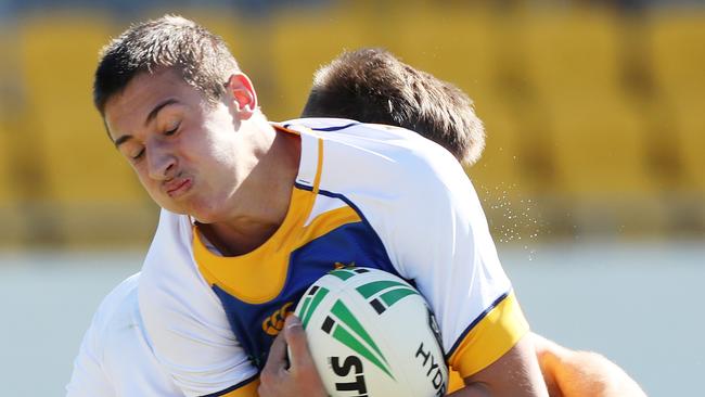 Brad Arthur’s son Jakob runs the ball in the NRL Schoolboy Cup clash. Picture: Jonathan Ng