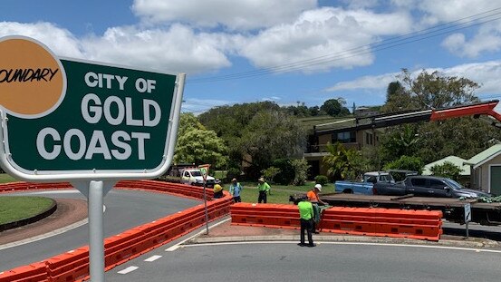 Police setting up blockades at the border checkpoint between Queensland and NSW on the Gold Coast. Picture: Greg Stolz