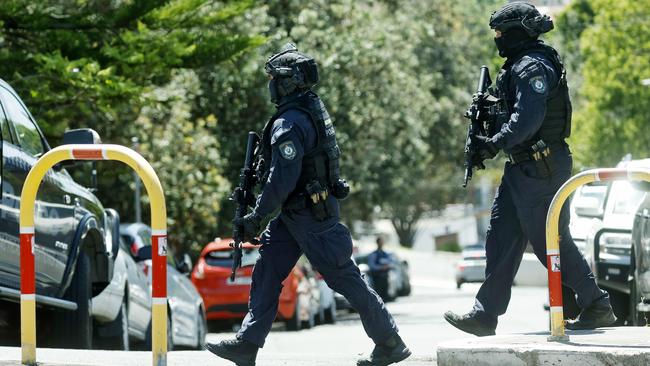 DAILY TELEGRAPH - 22.10.24Police operation at Dudley St in Randwick today. Tactical police arrive at the scene.  Picture: Sam Ruttyn