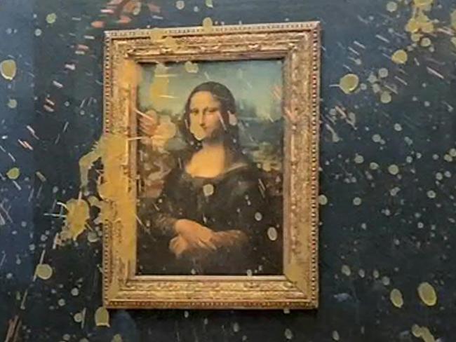 This image grab taken from AFPTV footage shows Leonardo Da Vinci's "Mona Lisa" (La Joconde) painting doused in soup after two environmental activists from the collective dubbed "Riposte Alimentaire" (Food Retaliation) hurled food at the artwork, at the Louvre museum in Paris, on January 28, 2024. Two protesters on January 38, 2024 hurled soup at the bullet-proof glass protecting Leonardo da Vinci's "Mona Lisa" in Paris, demanding the right to "healthy and sustainable food", an AFP journalist said. It is the latest attack on the masterpiece in the French capital's Louvre museum, after someone threw a custard pie at it in May 2022, but it's thick glass casing ensured it came to no harm. (Photo by David CANTINIAUX / AFPTV / AFP)