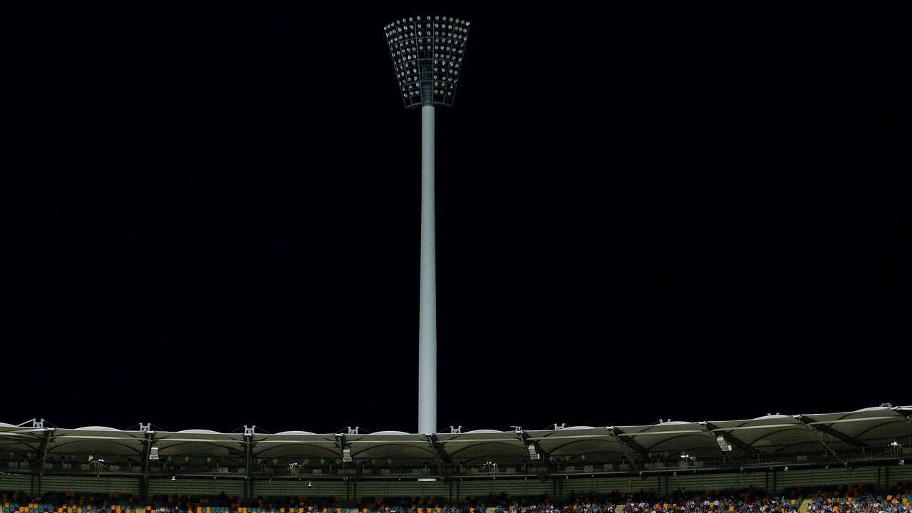 aflange røre ved Mange farlige situationer BBL clash between Heat and Thunder abandoned after floodlight fails at Gabba  | Daily Telegraph