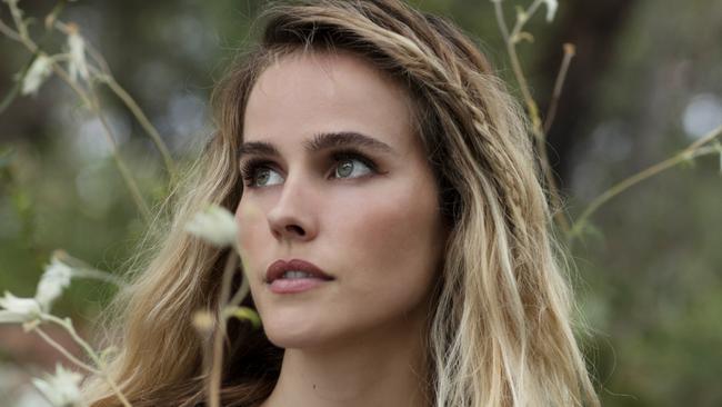 Isabel Lucas.