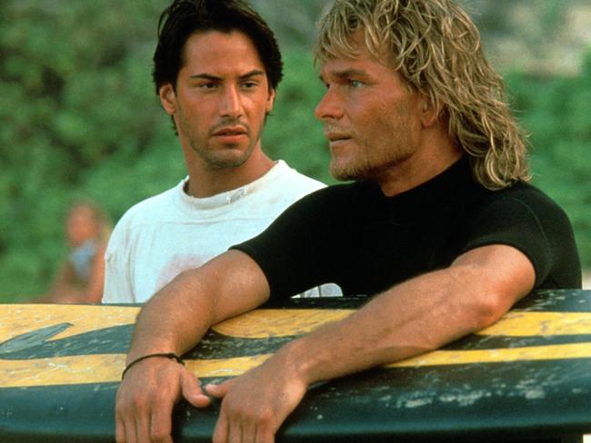 USA actor Keanu Reeves (l) with Patrick Swayze (r) in scene from film "Point Break"./Films/Titles/Point Break