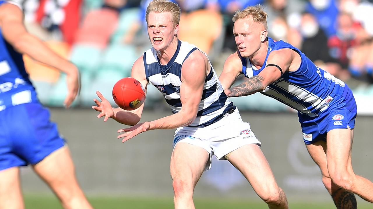 Zack Guthrie takes possession ahead of Jaidyn Stephenson. Picture: AFL Photos/via Getty Images