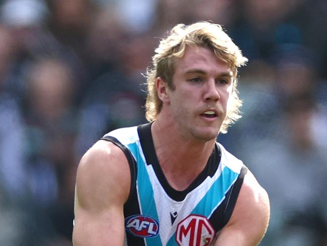 MELBOURNE, AUSTRALIA - APRIL 20:  Jason Horne-Francis of the Power handballs whilst being tackled during the round six AFL match between Collingwood Magpies and Port Adelaide Power at Melbourne Cricket Ground, on April 20, 2024, in Melbourne, Australia. (Photo by Quinn Rooney/Getty Images)