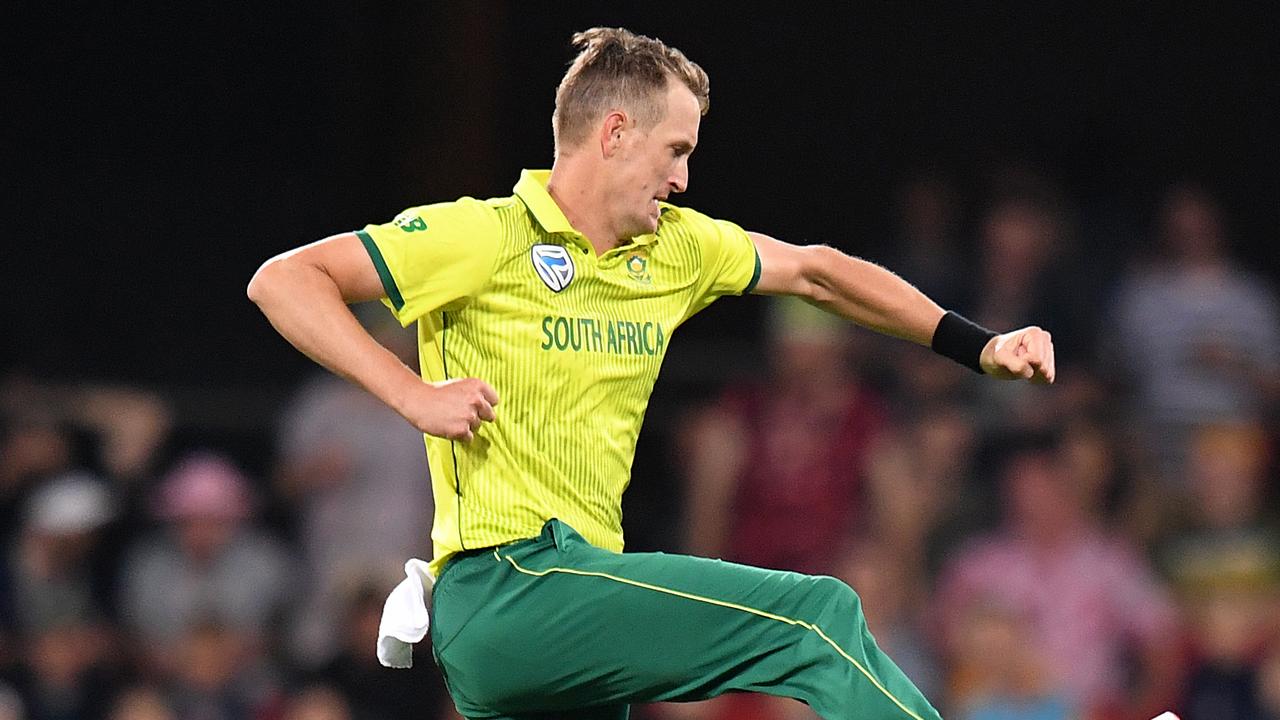 South African Chris Morris has signed with Sydney Thunder.