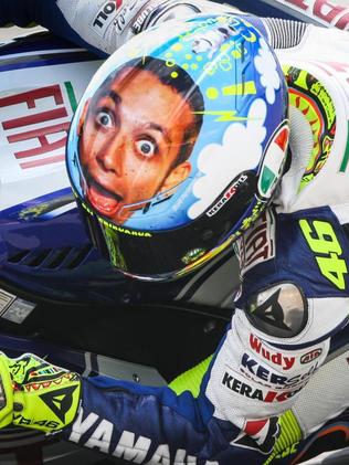 hyppigt søn Ciro Valentino Rossi's special Mugello helmet for 2015: gallery of past helmets