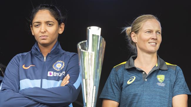 Captains Harmanpreet Kaur and Meg Lanning with the trophy. Picture: AAP/Ellen Smith