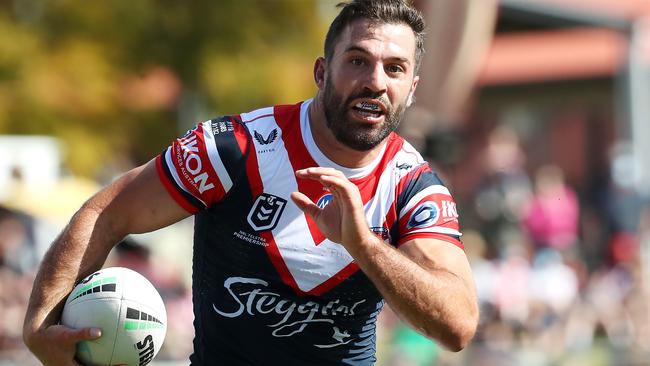 TOOWOOMBA, AUSTRALIA - AUGUST 22:  James Tedesco of the Roosters runs the ball during the round 23 NRL match between the St George Illawarra Dragons and the Sydney Roosters at Clive Berghofer Stadium, on August 22, 2021, in Toowoomba, Australia. (Photo by Jono Searle/Getty Images)