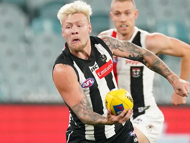 Jordan De Goey of the Magpies runs with the ball during the Round 3 AFL match between the Collingwood Magpies and the St Kilda Saints at the MCG in Melbourne, Saturday, June 20, 2020. (AAP Image/Scott Barbour) NO ARCHIVING, EDITORIAL USE ONLY