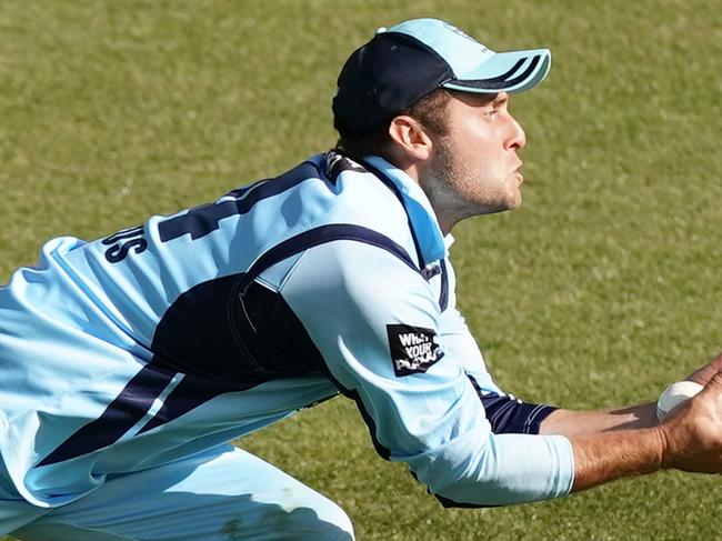 Nick Bertus of the New South Wales Blues takes a catch during the Marsh One Day Cup match between Victoria and the New South Wales Blues at the MCG in Melbourne, Sunday, November 17, 2019. (AAP Image/Scott Barbour) NO ARCHIVING, EDITORIAL USE ONLY, IMAGES TO BE USED FOR NEWS REPORTING PURPOSES ONLY, NO COMMERCIAL USE WHATSOEVER, NO USE IN BOOKS WITHOUT PRIOR WRITTEN CONSENT FROM AAP