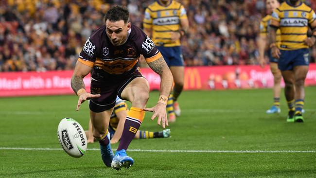 Darius Boyd hunts the ball for an easy try at Suncorp Stadium. Picture: AAP Image/Dave Hunt