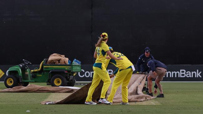 Australian players assist in covering the pitch. Picture: Asanka Ratnayake / Getty Images