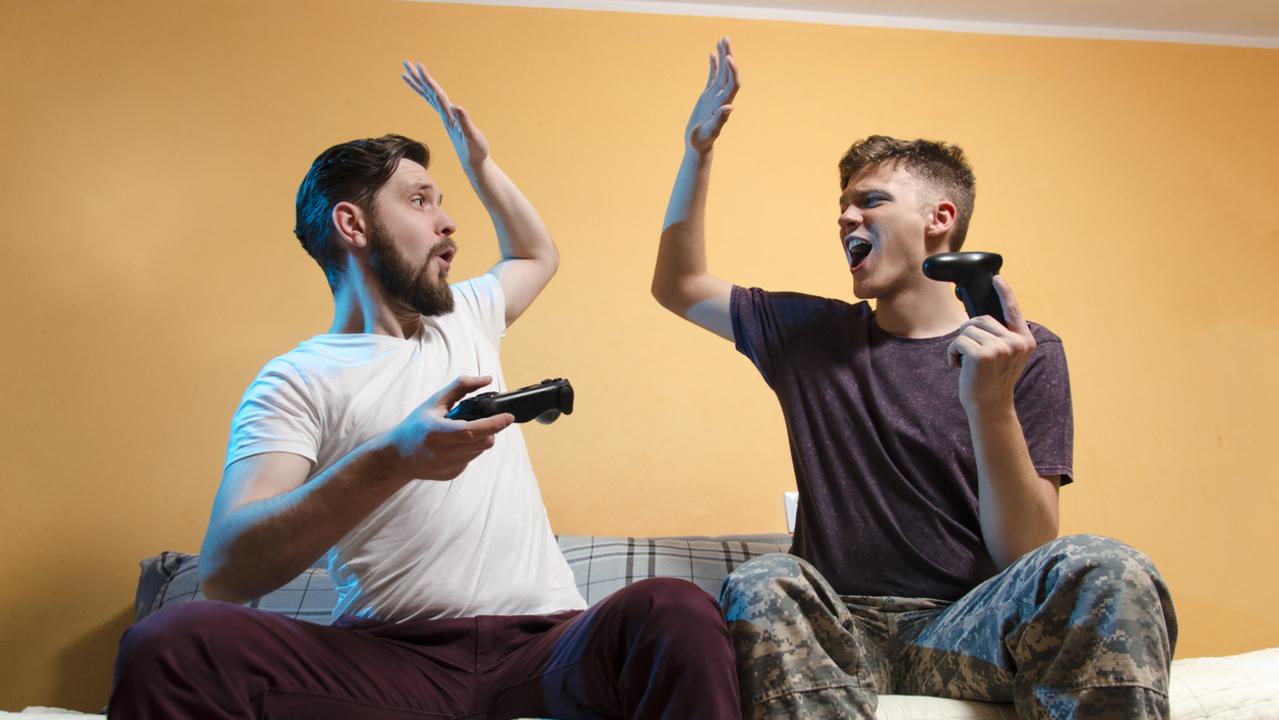 Человек играющий в компьютерные игры. Подростки играющие в компьютерные игры. Видеоигры с друзьями. Люди играющие в Видеоигры.
